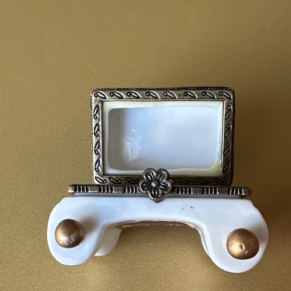 Vintage Menorah Trinket Box - Picture 3 of 11